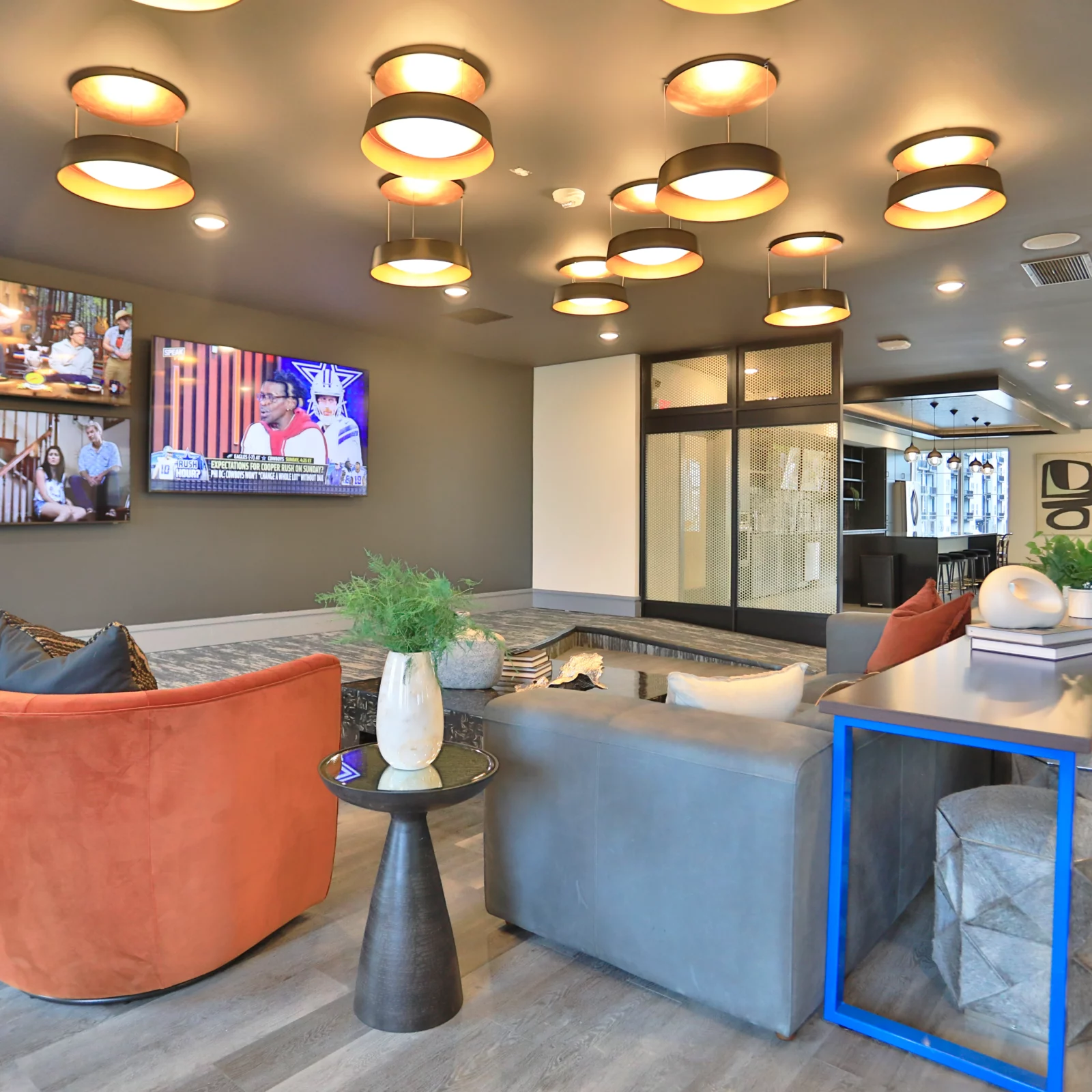 Lounge at Graphite Oakley in Cincinnati, OH