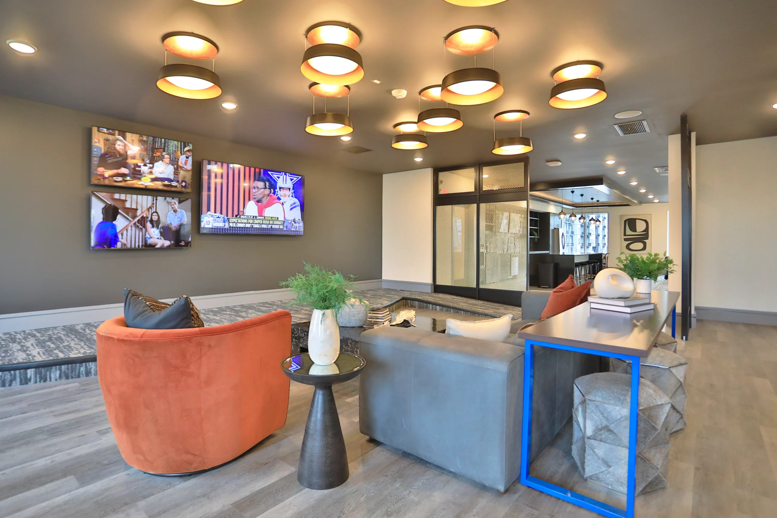 Tv area in Lounge at Graphite Oakley in Cincinnati, OH