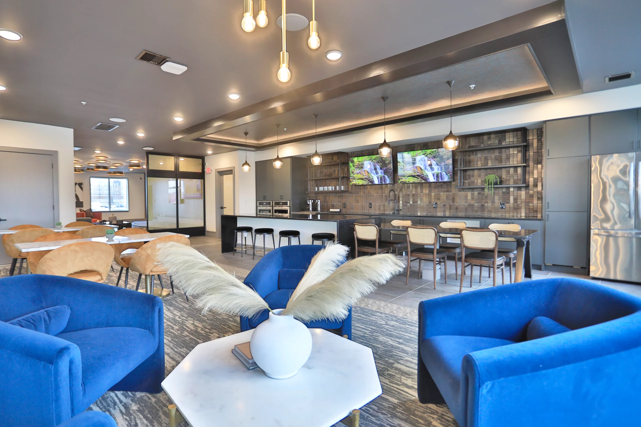 Wide view of Lounge area Graphite Oakley in Cincinnati, OH