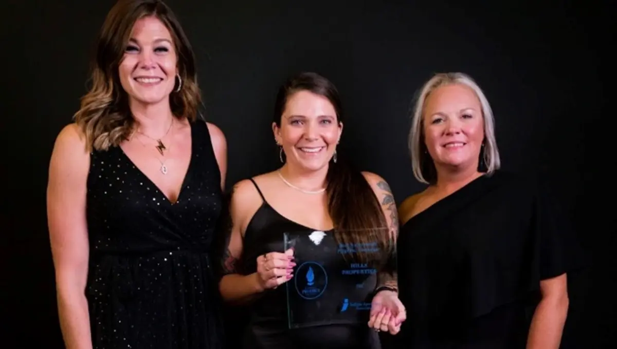 Midwest Multifamily Conference award held by 3 Hills Properties employees