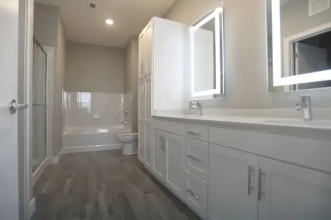 Element Oakwood 2-Bedroom Bathroom with Shower and Soaking Tub
