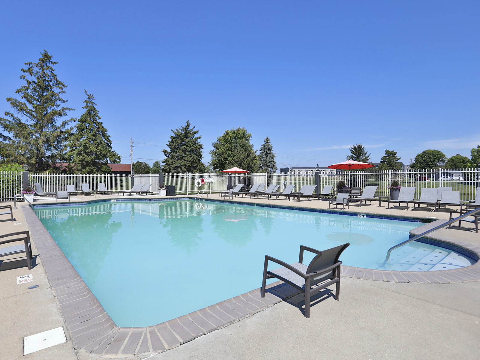 Wellington Place pool and lounge area