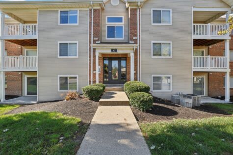 Exterior view of Fox Chase South Apartments in Southgate, KY, minutes from Northern Kentucky University.